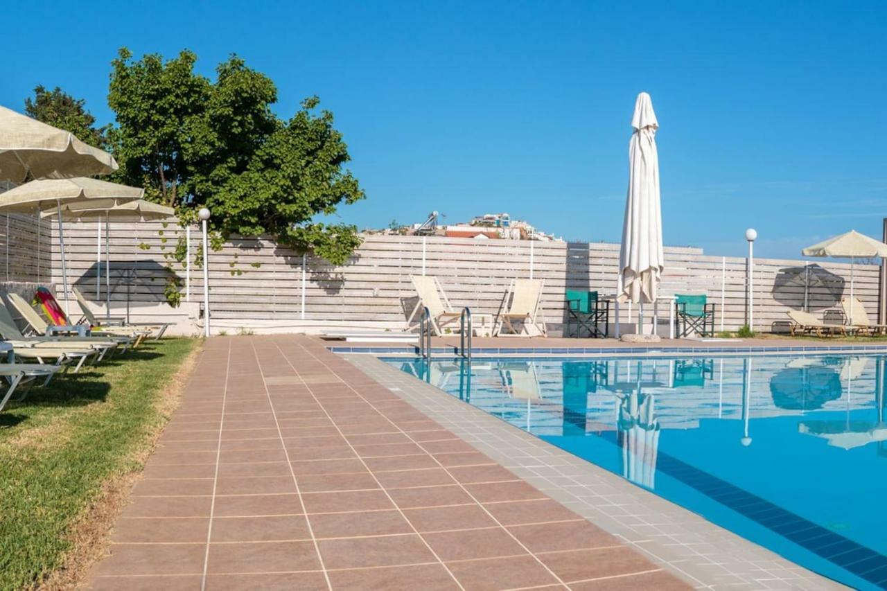 Ferienwohnung Charming And Comfy House Agia Marina Exterior foto